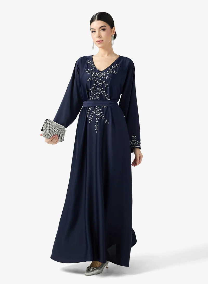 هيا كلوزيت جلابية مطرزة بالزهور مع حزام